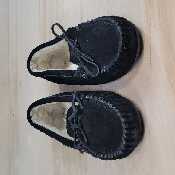 Minnetonka Moccasin Black Women's Slippers - Picture 4 of 10